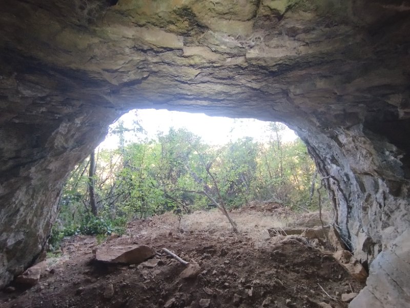 Créancey - Grotte Rochons 28m - entrée cavité vue de l intérieur photo 1, Aurélien Bloch.jpg
Vue de l'intérieur
Fichier manquant